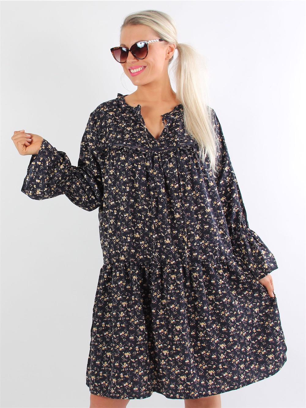 Tessa - Marinblå klänning med blommönster och söta ärmar